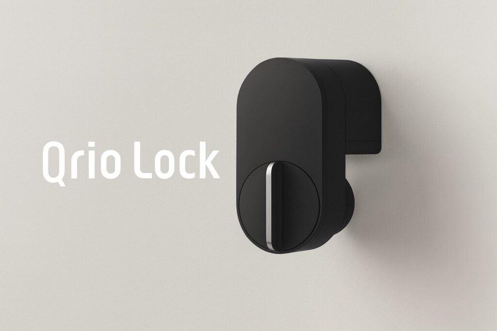 白色っぽい背景にQrio Lockの商品と白色の文字